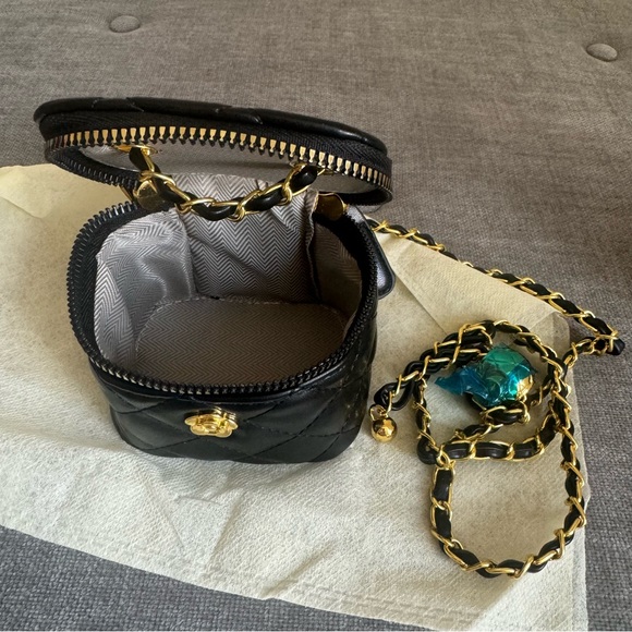 Girls kids black quilted chain ruched crossbody bag - Picture 9 of 9